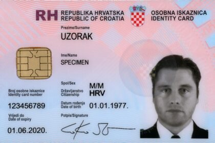 Hrvatska osobna iskaznica s ružičasto-plavim dizajnom s čipom s lijeve strane, crno-bijelom fotografijom muškarca s desne strane i osobnim podacima, napisanim na hrvatskom i engleskom jeziku - idealna za izradu osobnih iskaznica ili obnovu osobnih iskaznica.